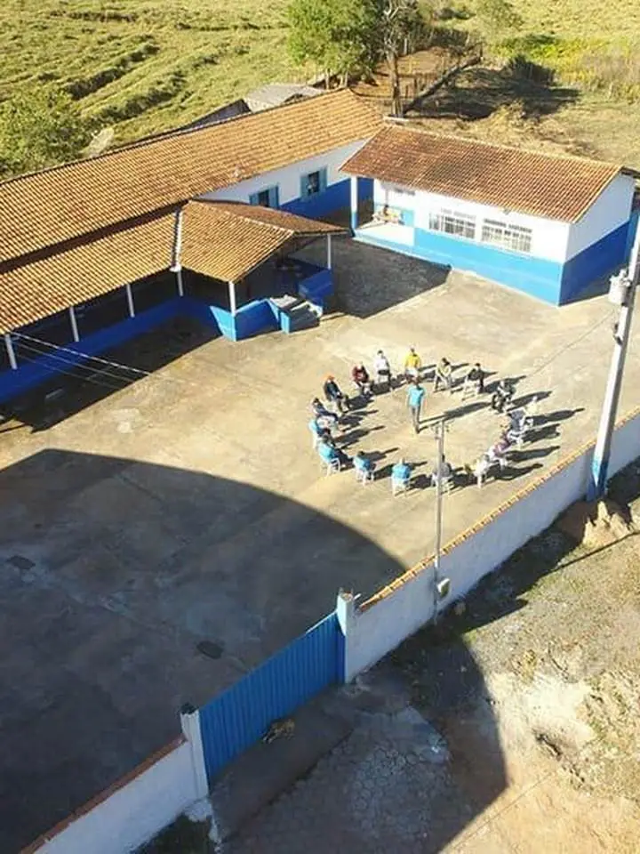 Área de lazer com piscina e vista para a serra em Alfenas