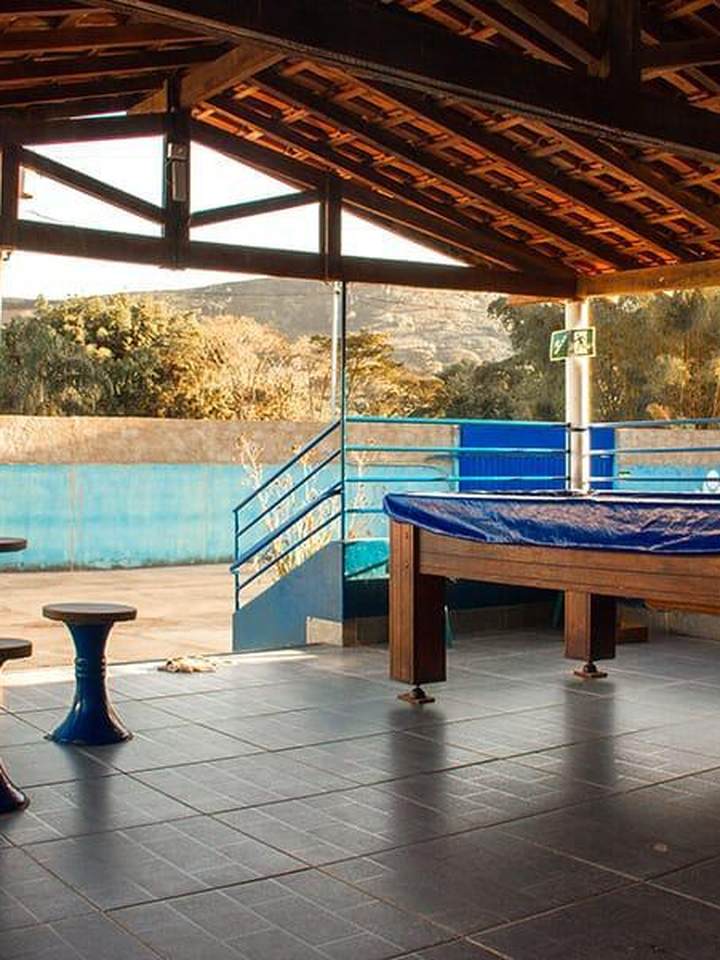 Quiosque com mesa de sinuca na clínica de reabilitação em Alfenas