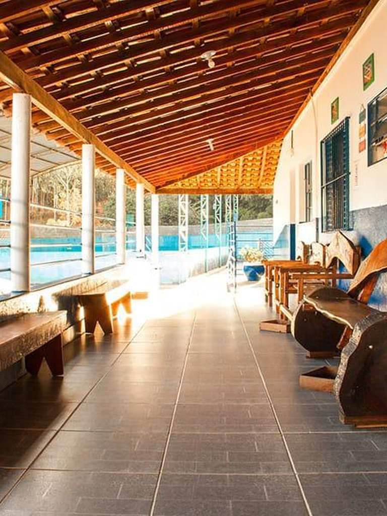 Espaço coberto de refeições na clínica em Alfenas